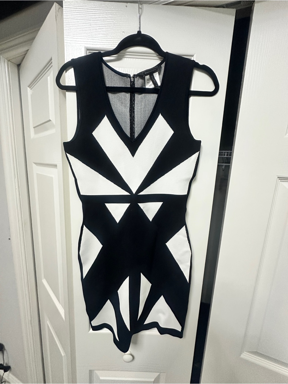 Black & White Geometric V‑Neck Women’s Dress